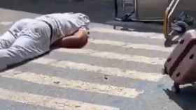 El guardaespaldas del rapero Future, tirado en el suelo tras ser golpeado.