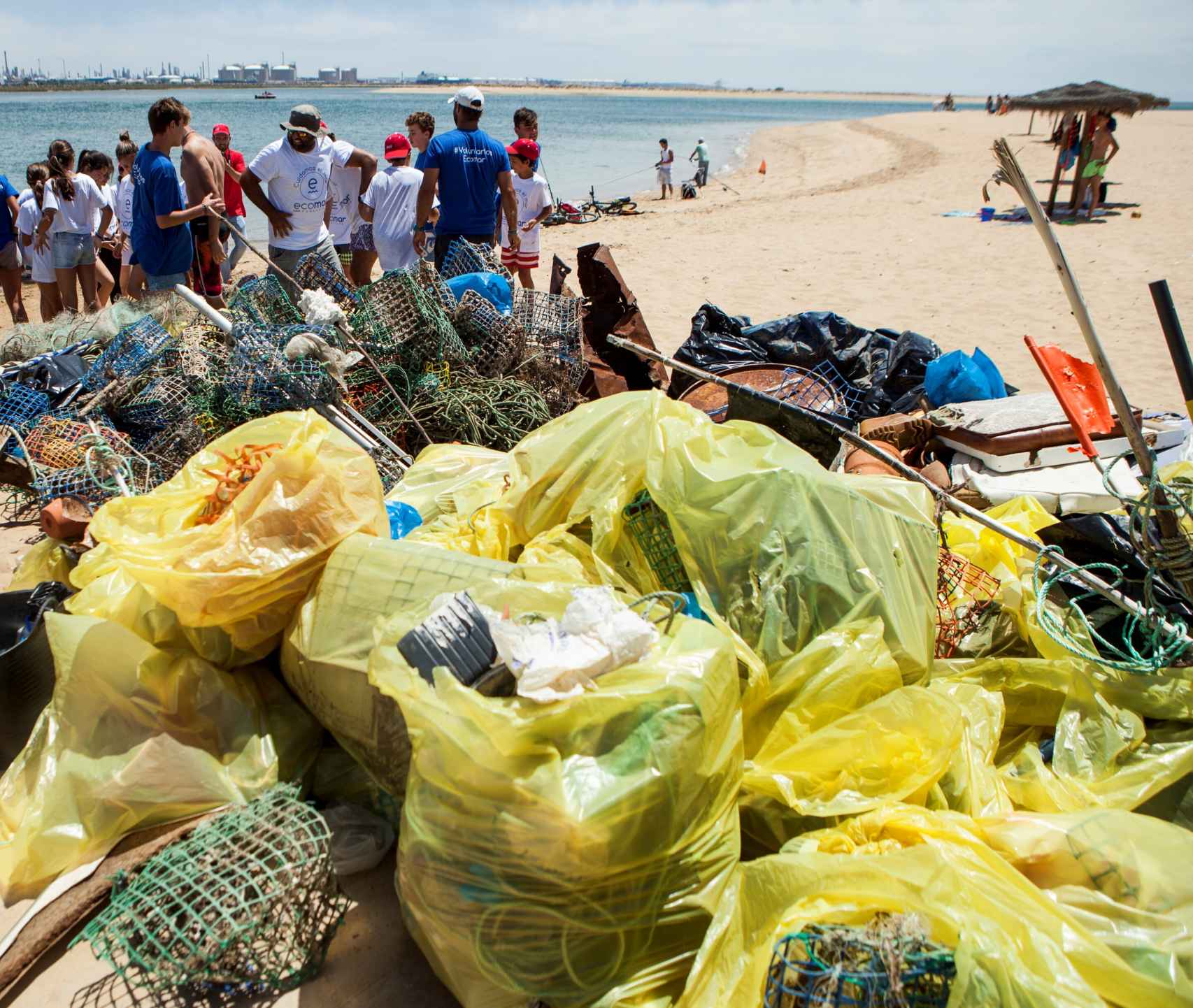 Desechos recogidos en la playa de Boiro durante una de las jornadas de limpieza de playas en 2018.