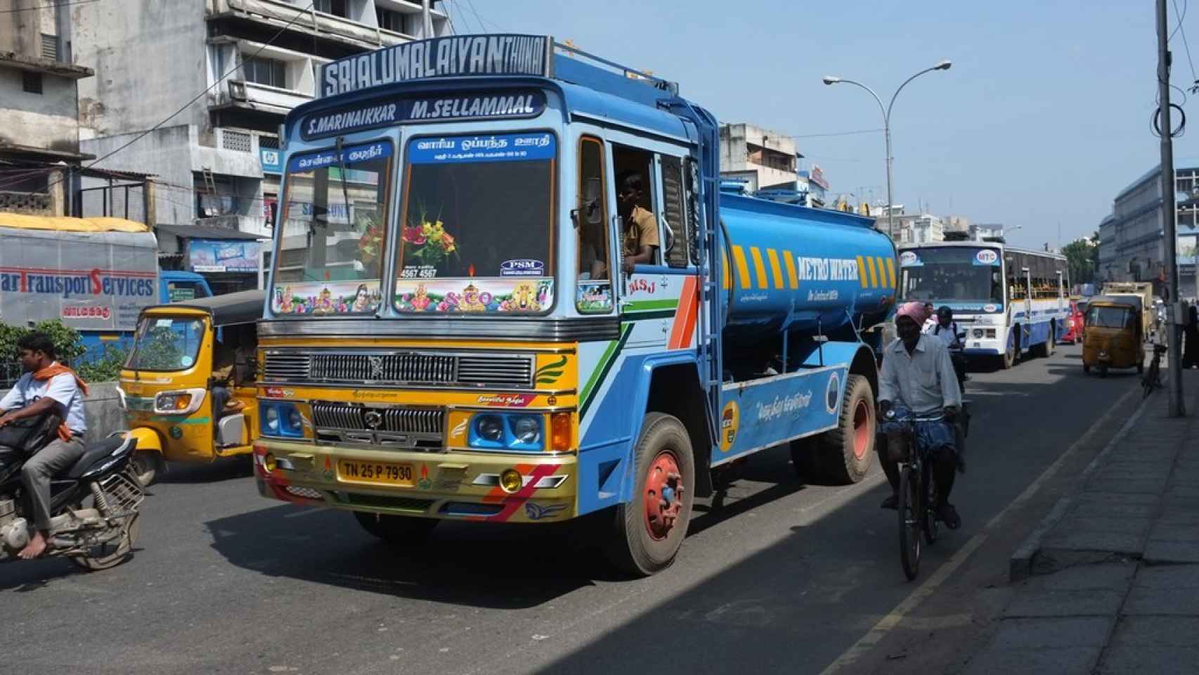 Un camión indio transportando agua.