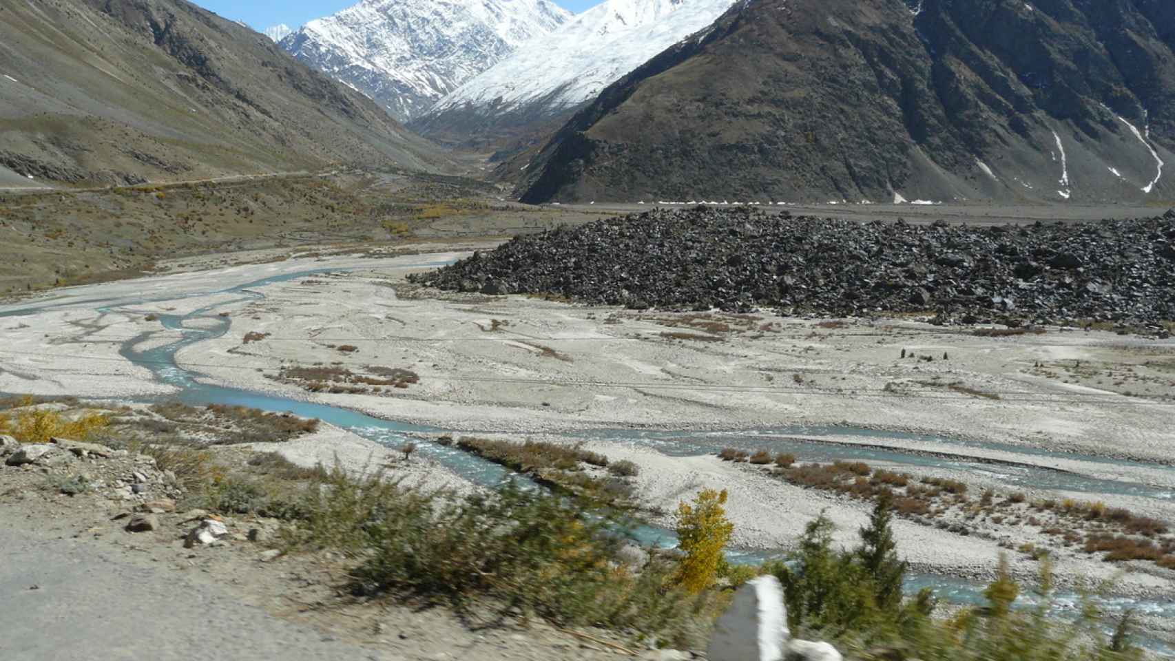 Río indio en el Himalaya, casi seco.