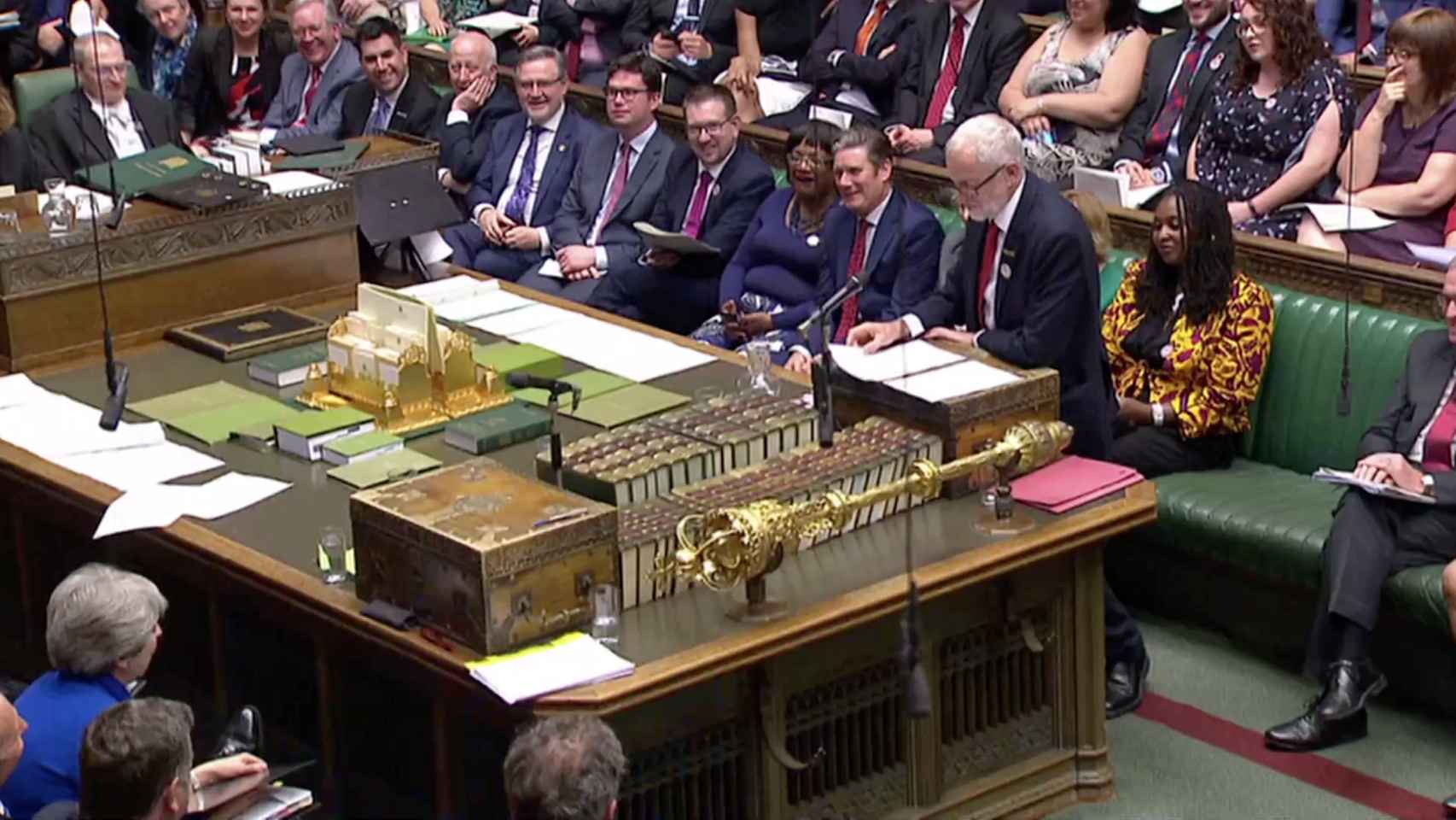 El líder de la oposición, Jeremy Corbyn, se dirige a May en el Parlamento.