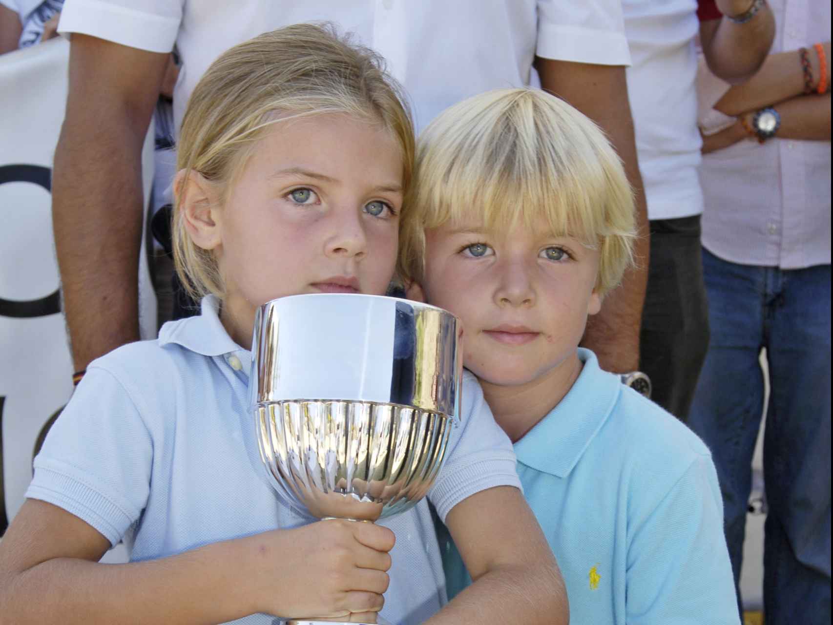 Amina y Luis Martínez de Irujo durante durante el campeonato de hípica de España en 2006, con cinco años.