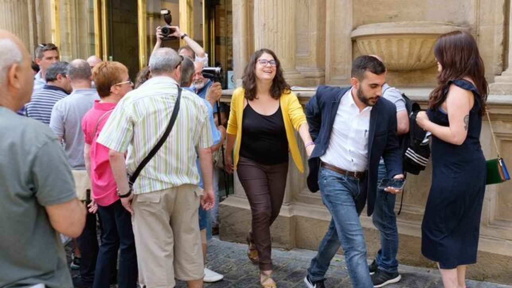 Raquel Romero abandona el parlamento de La Rioja acompañada de uno de sus negociadores procedentes de Castilla-La Mancha