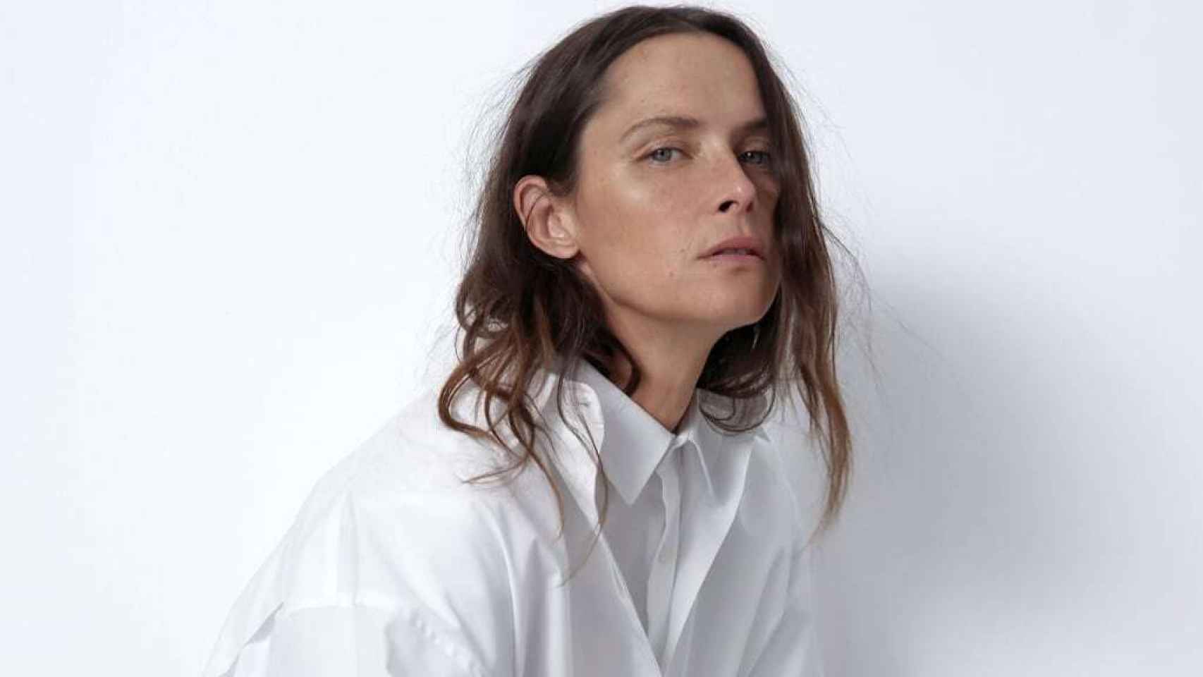 Camisa blanca de manga larga de Zara.