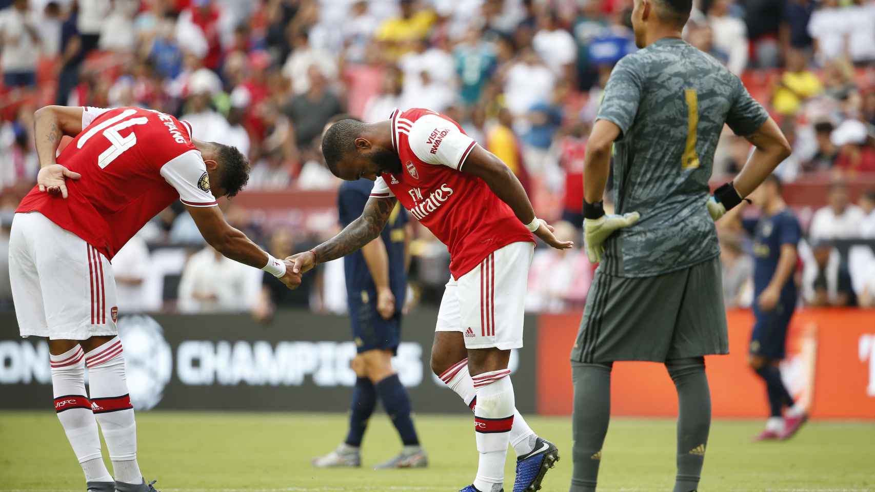Keylor Navas ve como los jugadores del Arsenal celebran un gol frente a él