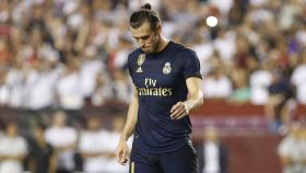 Gareth Bale mira al suelo durante el partido frente al Arsenal