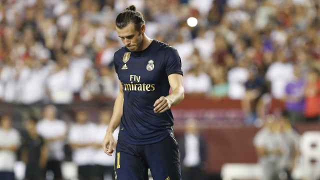 Gareth Bale mira al suelo durante el partido frente al Arsenal