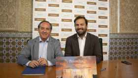 En la firma del acuerdo han participado el presidente de Fedeto, Ángel Nicolás García, y el consejero delegado de Puy du Fou España, Erwan de la Villéon