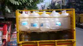 Bidones de agua en un camión indio