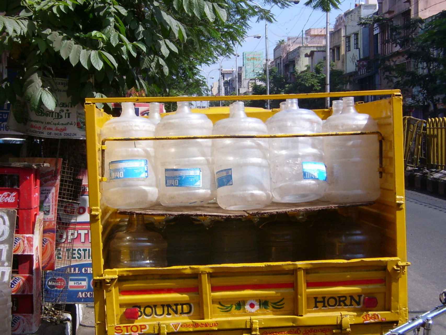 Bidones de agua en un camión indio.