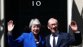 Theresa May junto a su marido en su despedida del 10 de Downing Street.