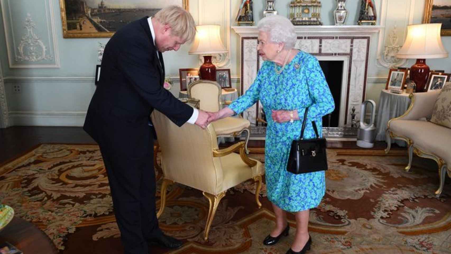 Boris Johnson, primer ministro del Reino Unido, con Isabel II.