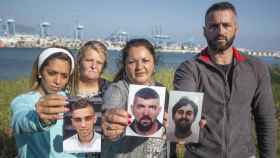 Familiares de tres de los presuntos narcotraficantes muestran las fotos de las víctimas en una imagen tomada en mayo de 2018.