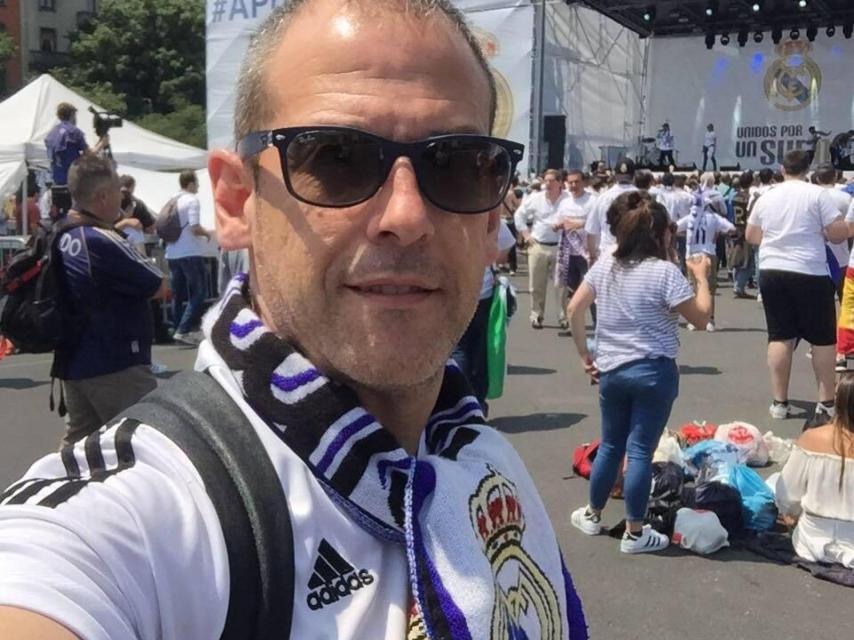 Alfredo, con una bufanda del Real Madrid.