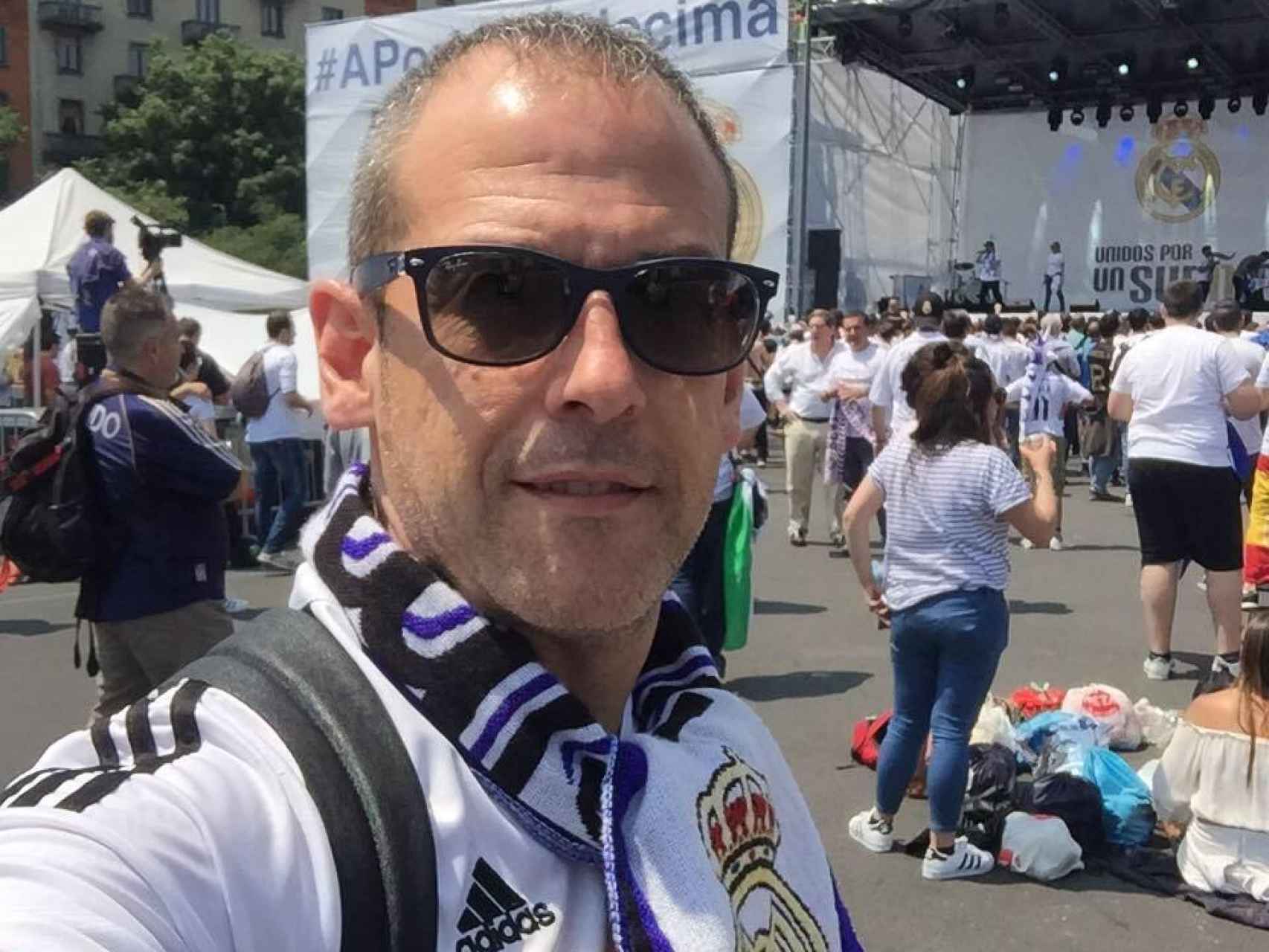 Alfredo, con una bufanda del Real Madrid.