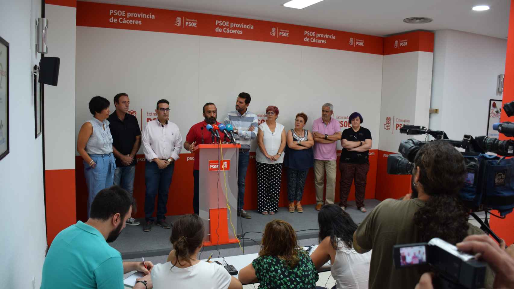 El PSOE de Malpartida, durante la rueda de prensa.