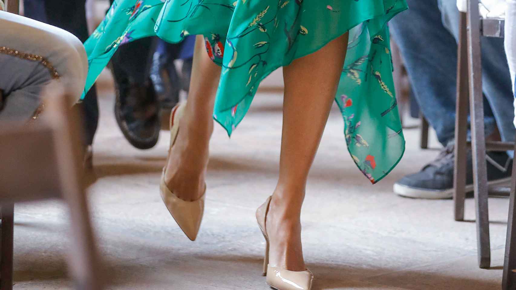 Detalle de los tacones de Carolina Herrera que la Reina ha lucido este jueves.
