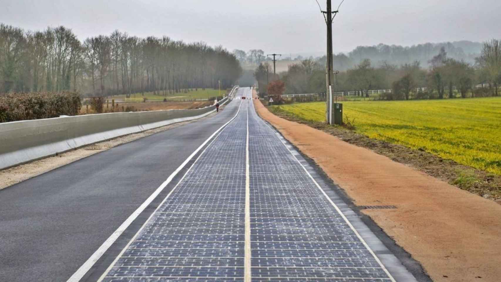 Carretera de paneles solares en Francia.