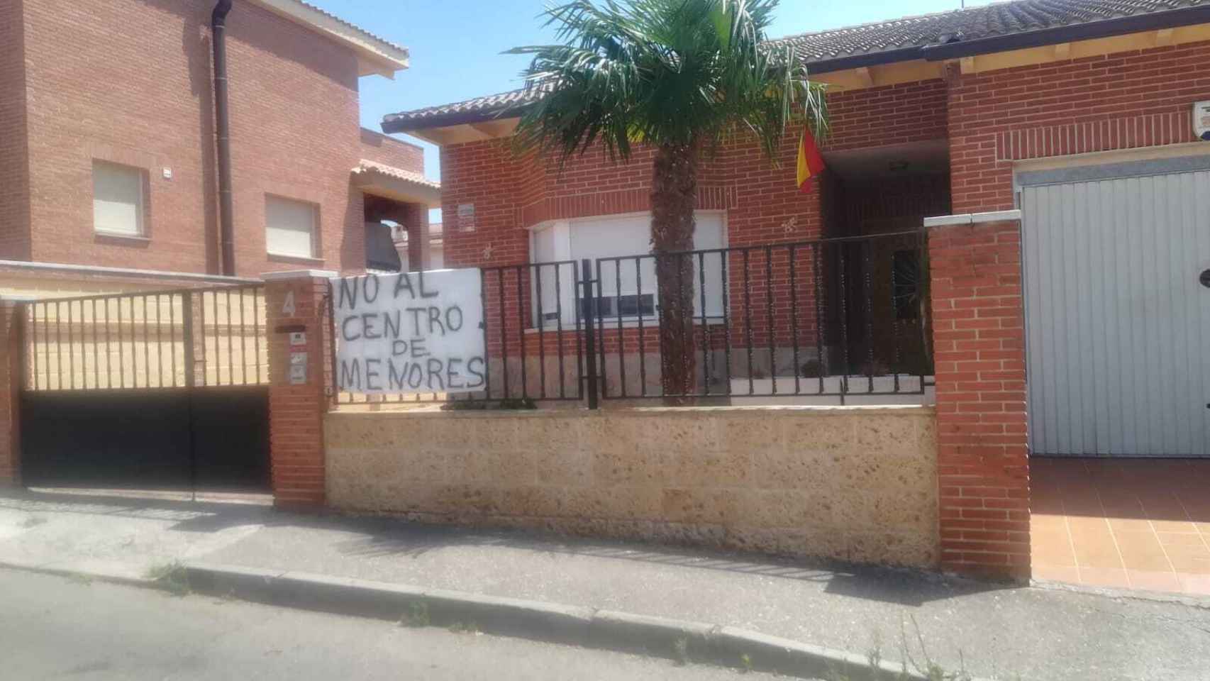 De esta casa cuelga un cartel contra el traslado del centro de menores a Villanueva de la Torre.