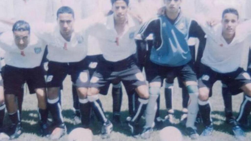 Hicham intentó dedicarse al fútbol profesional en su país. De más joven jugaba en el Wydad Athletic de Fez. En la imagen, segundo por la izquierda en la fila superior.