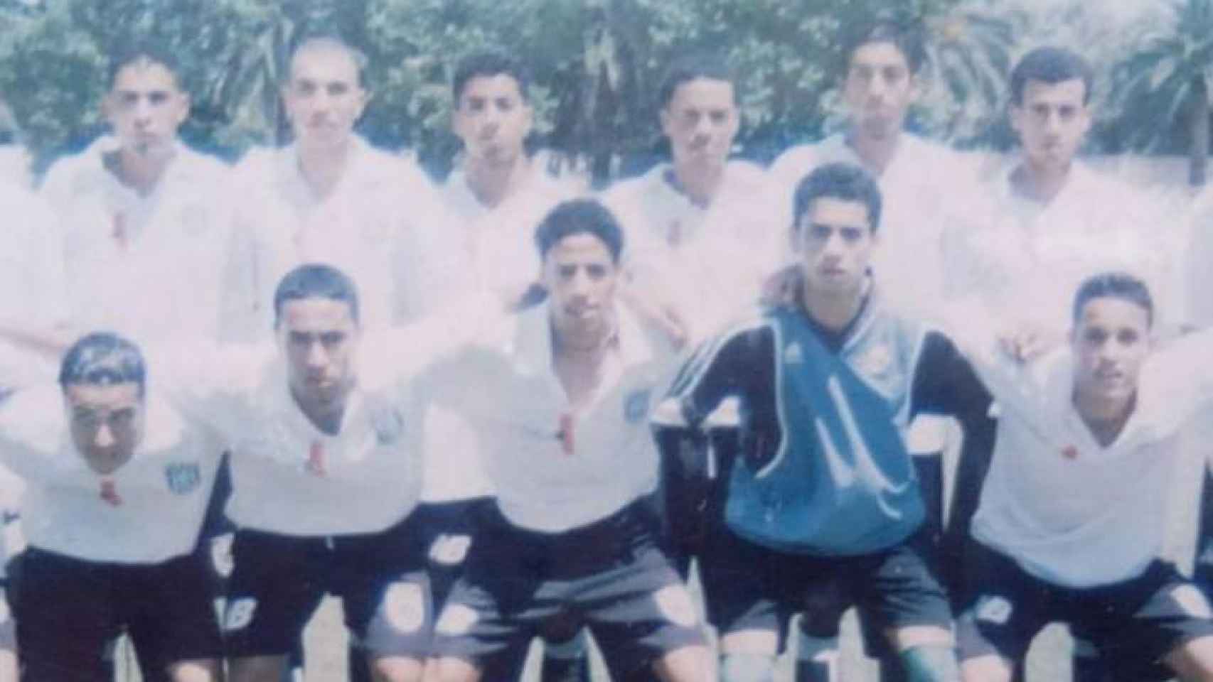 Hicham intentó dedicarse al fútbol profesional en su país. De más joven jugaba en el Wydad Athletic de Fez. En la imagen, segundo por la izquierda en la fila superior.