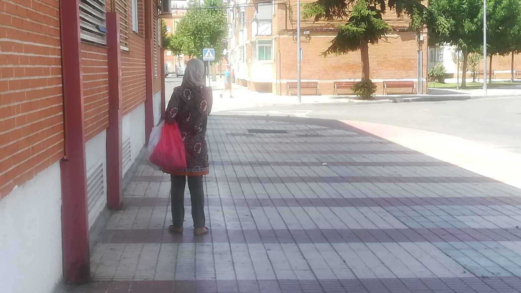 Una de las muchas mujeres con velo que recorren las calles de Azuqueca de Henares.