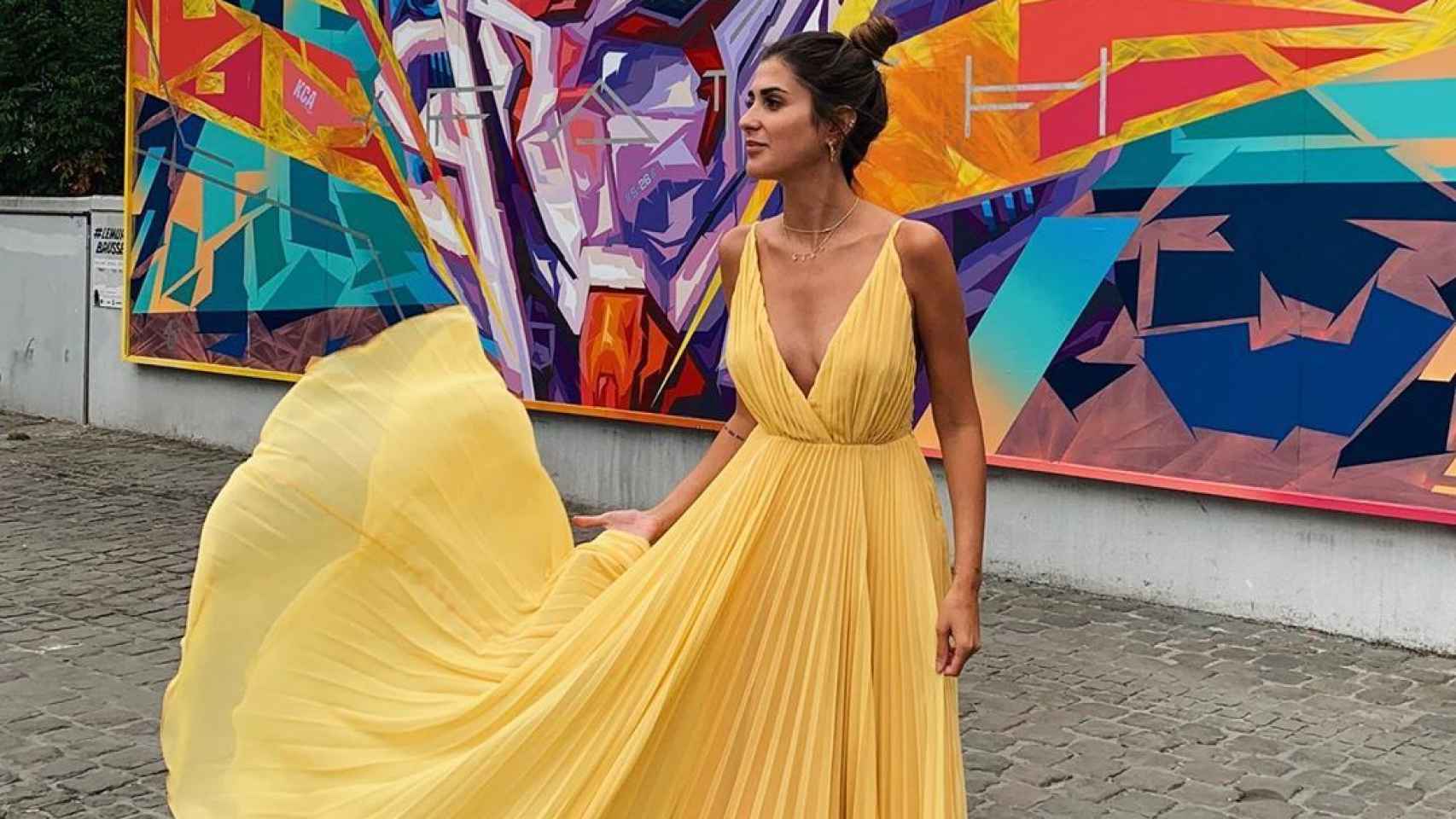 María Turiel ha lucido un vestido en color amarillo, ideal para acudir como invitada a una boda, un bautizo o una comunión.