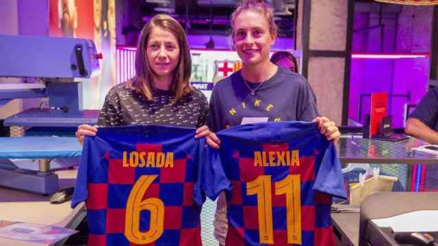 Las jugadoras del Barcelona presenta la camiseta del equipo. Foto: Twitter (@FCBfemeni)