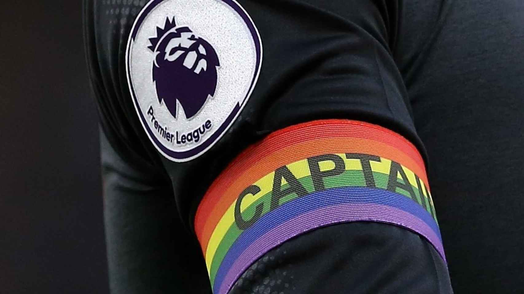 Un futbolista de la Premier League con un brazalete con la bandera LGTB durante el último Rainbow Laces