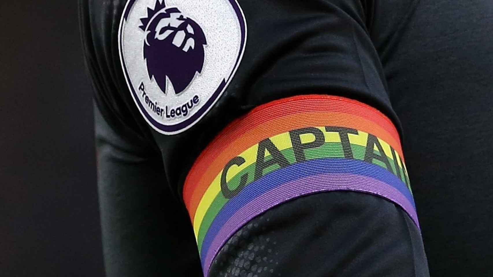 Un futbolista de la Premier League con un brazalete con la bandera LGTB durante el último Rainbow Laces