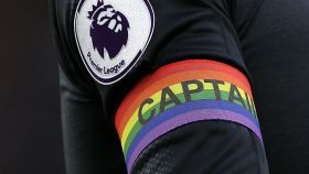 Un futbolista de la Premier League con un brazalete con la bandera LGTBI