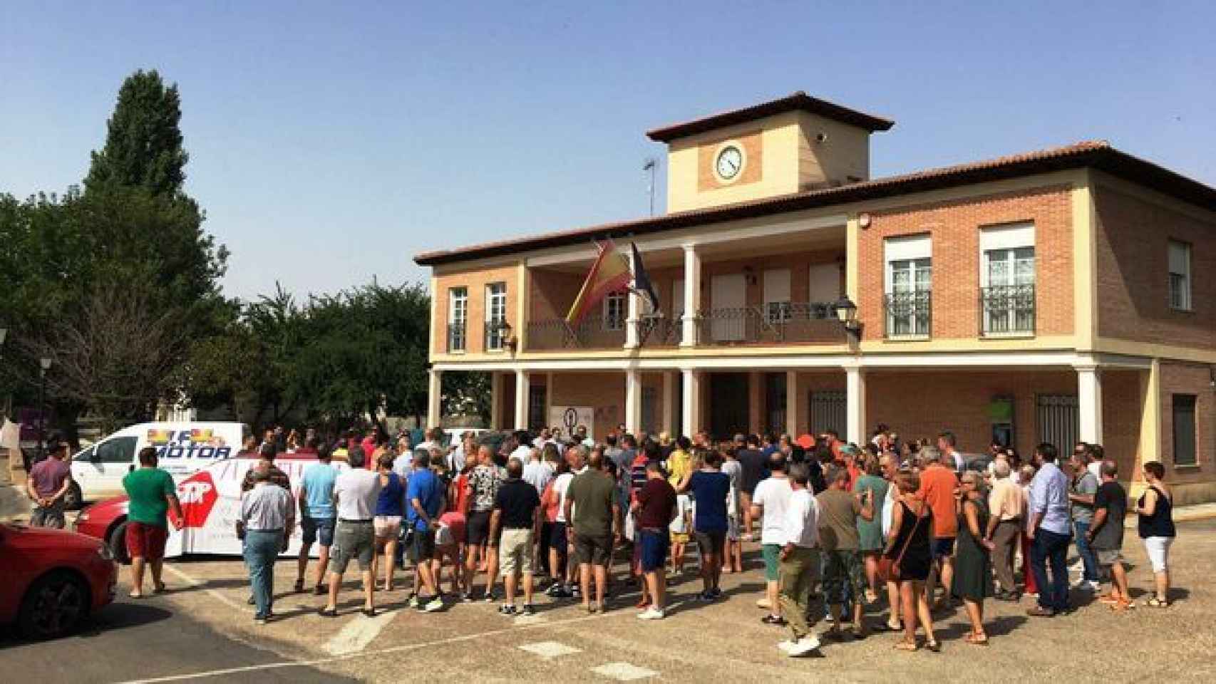Decenas de vecinos se manifiestan ante el Ayuntamiento de Villanueva de la Torre.
