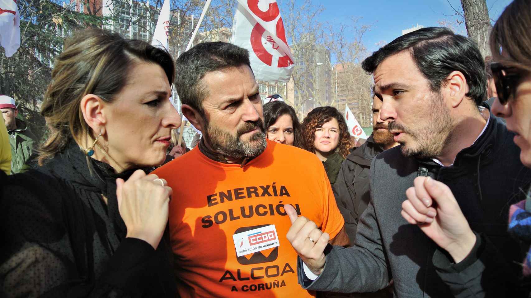 Yolanda Díaz y Alberto Garzón en una manifestación de trabajadores de Alcoa frente al Ministerio de Industria.
