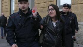 Yelena Grigoryeva siendo detenida en una marcha local de la comunidad LGTBI en abril de 2019.