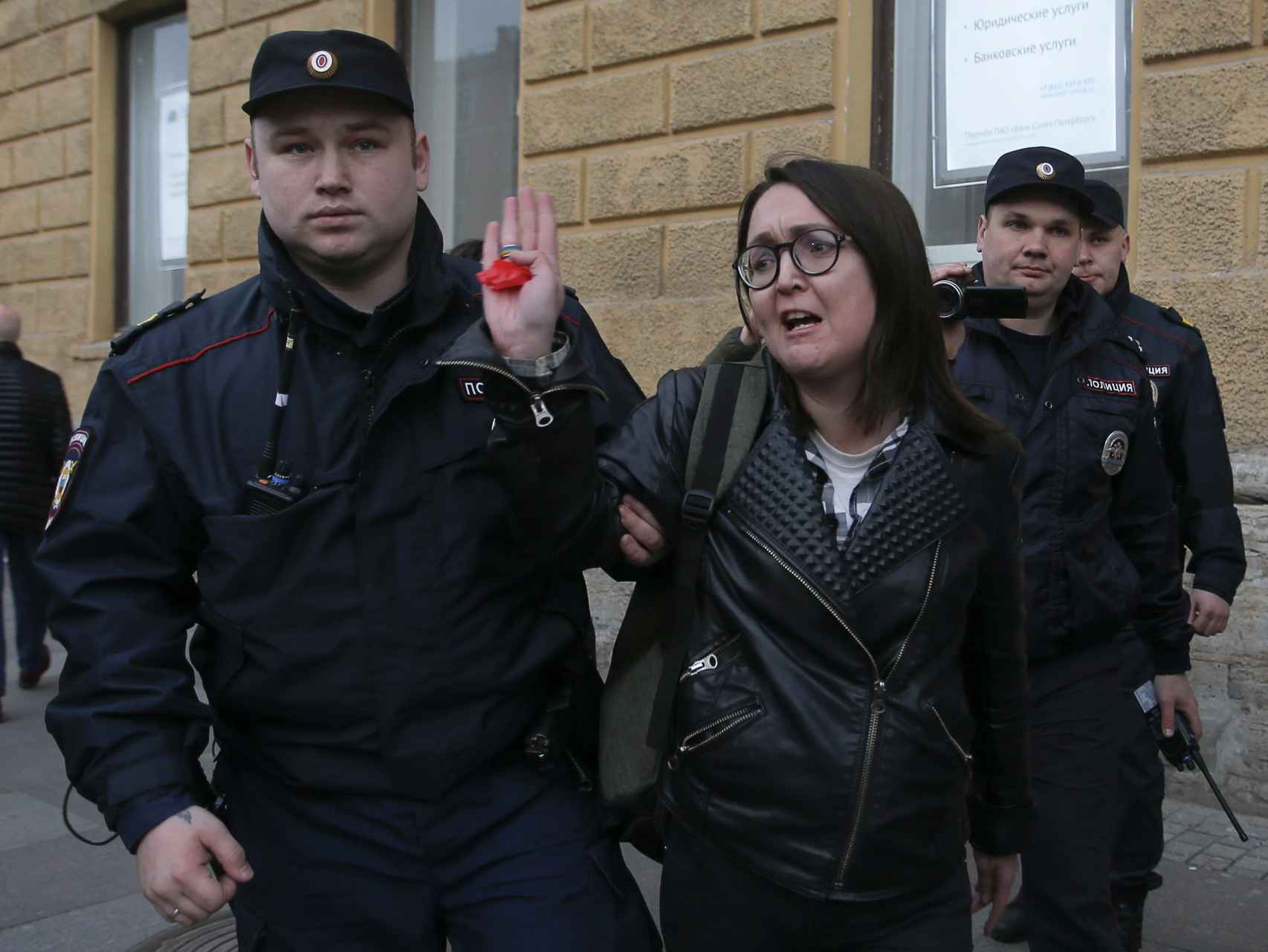 Yelena Grigoryeva siendo detenida en una marcha local de la comunidad LGTBI en abril de 2019.