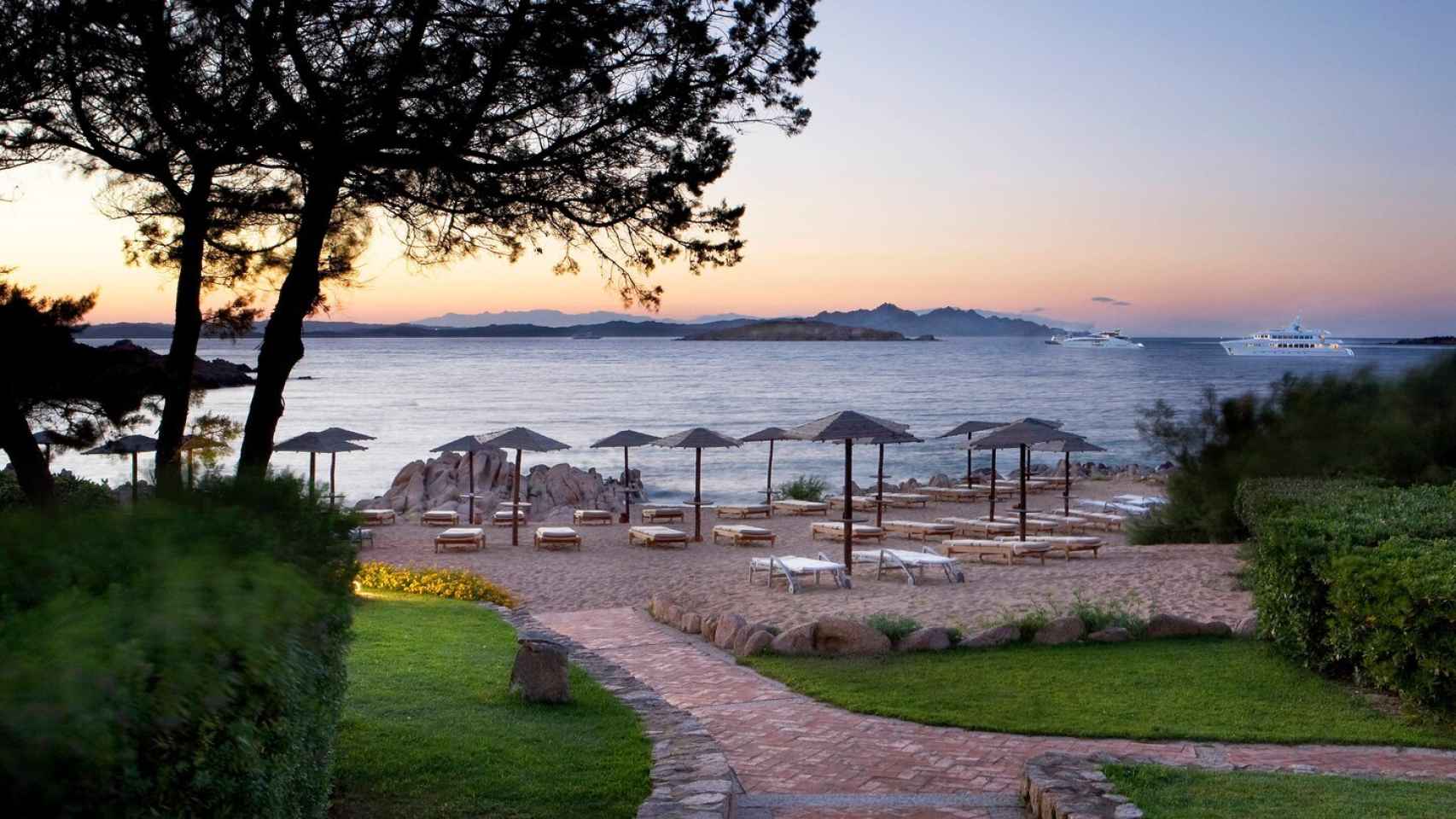 El hotel cuenta con su propia playa privada, para que los clientes puedan descansar sin salir del complejo.