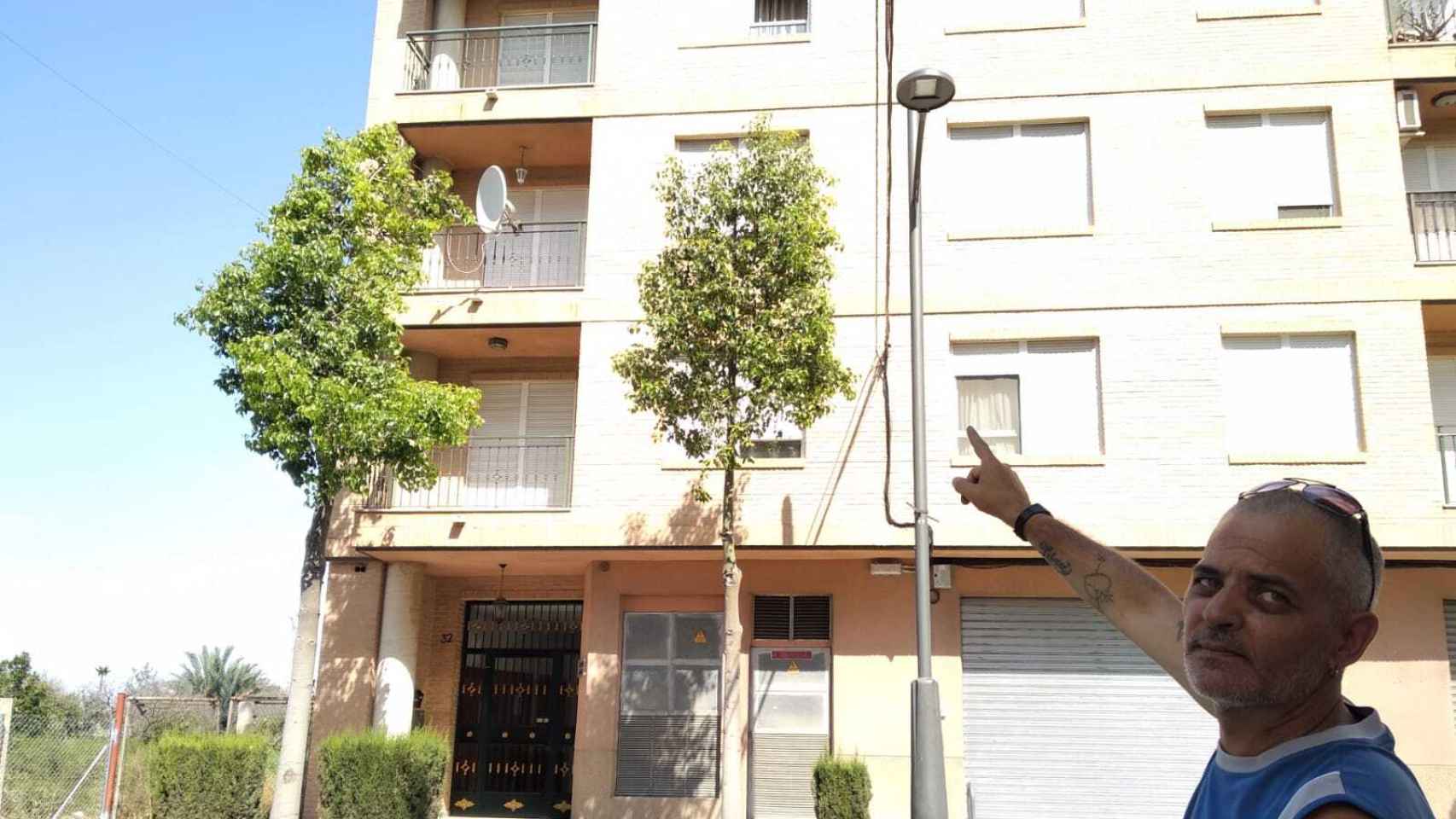 rancisco Javier Molino, amigo del parricida, señalando el piso del Edificio Azalea en el que 'El Cartagenero' le quitó la vida a su hijo pequeño.