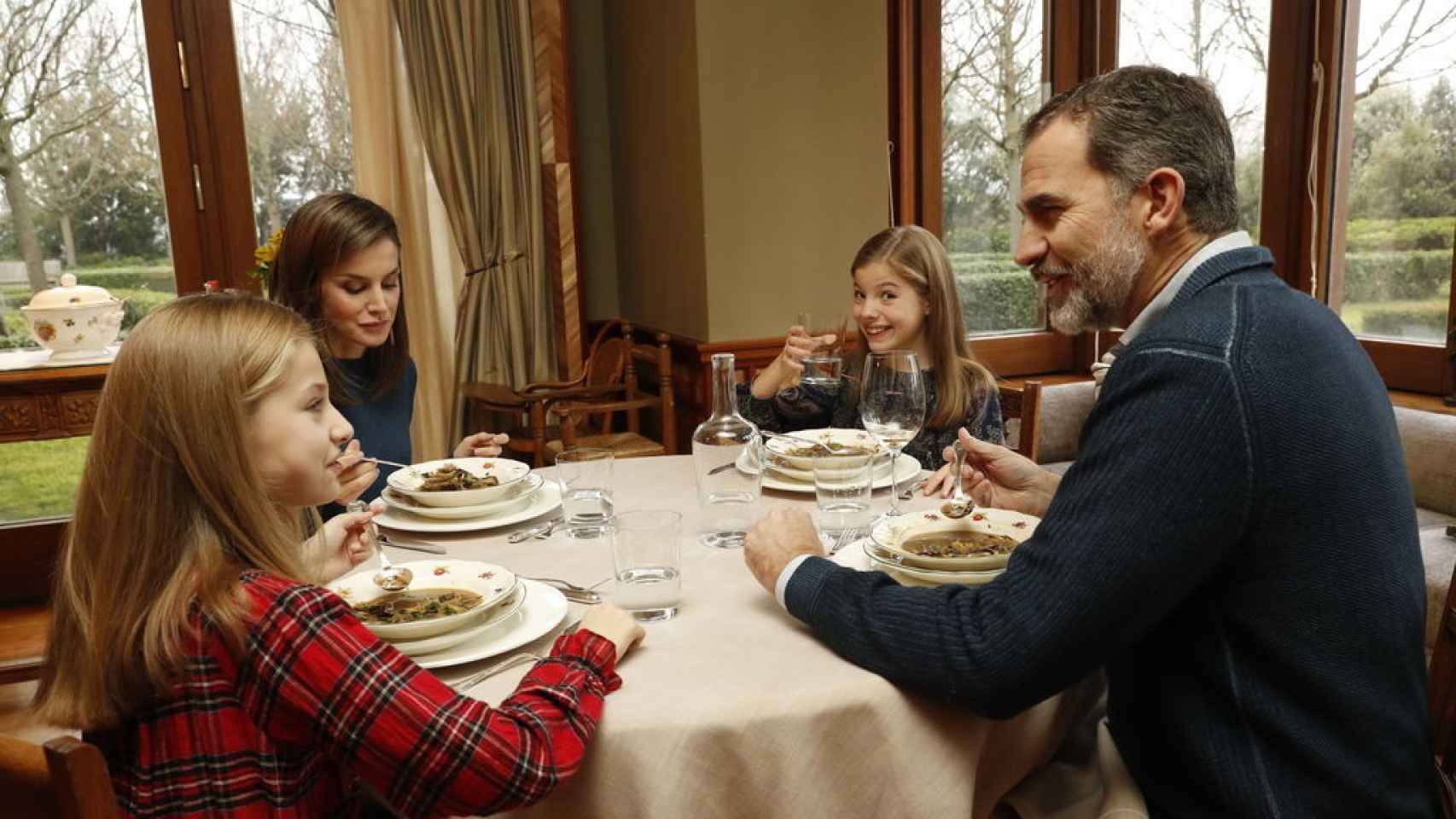 Los reyes Felipe y Letizia almorzando en palacio con sus dos hijas, Leonor y Sofía.
