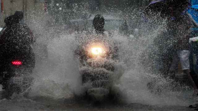 Una moto atraviesa una balsa de agua.