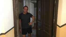 Javier Prada en la entrada de su casa, donde un sastre asesinó a su mujer y sus cinco hijos.