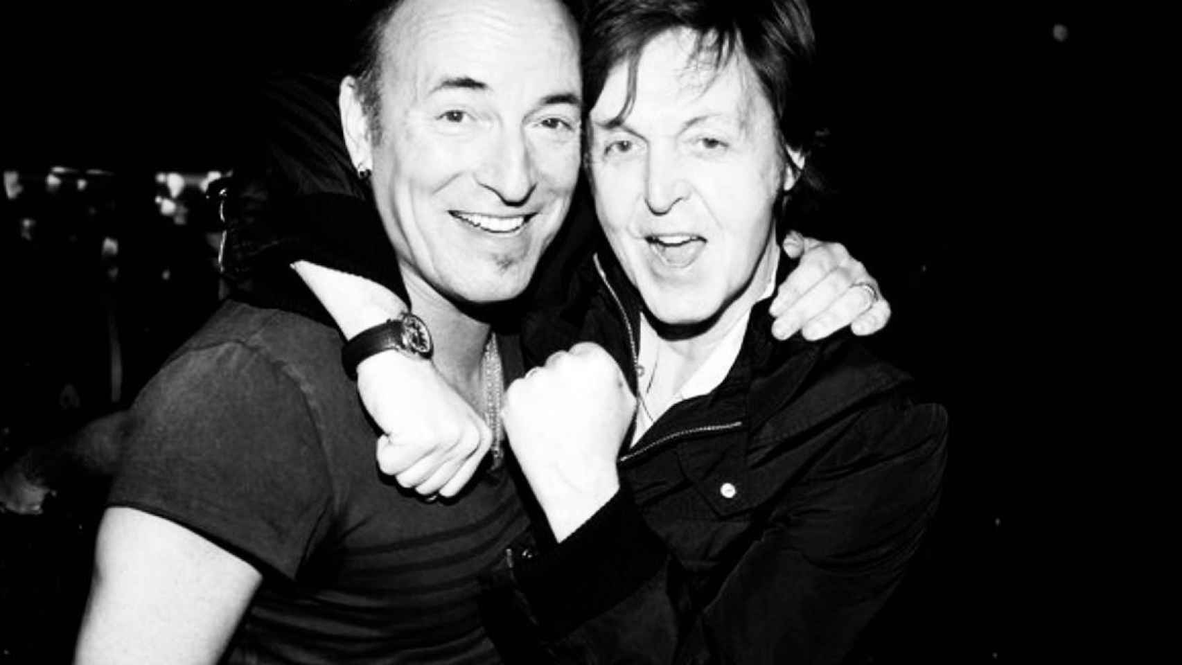 McCartney, imposible que salga serio en ninguna foto, con el Boss (con perilla de mosca)