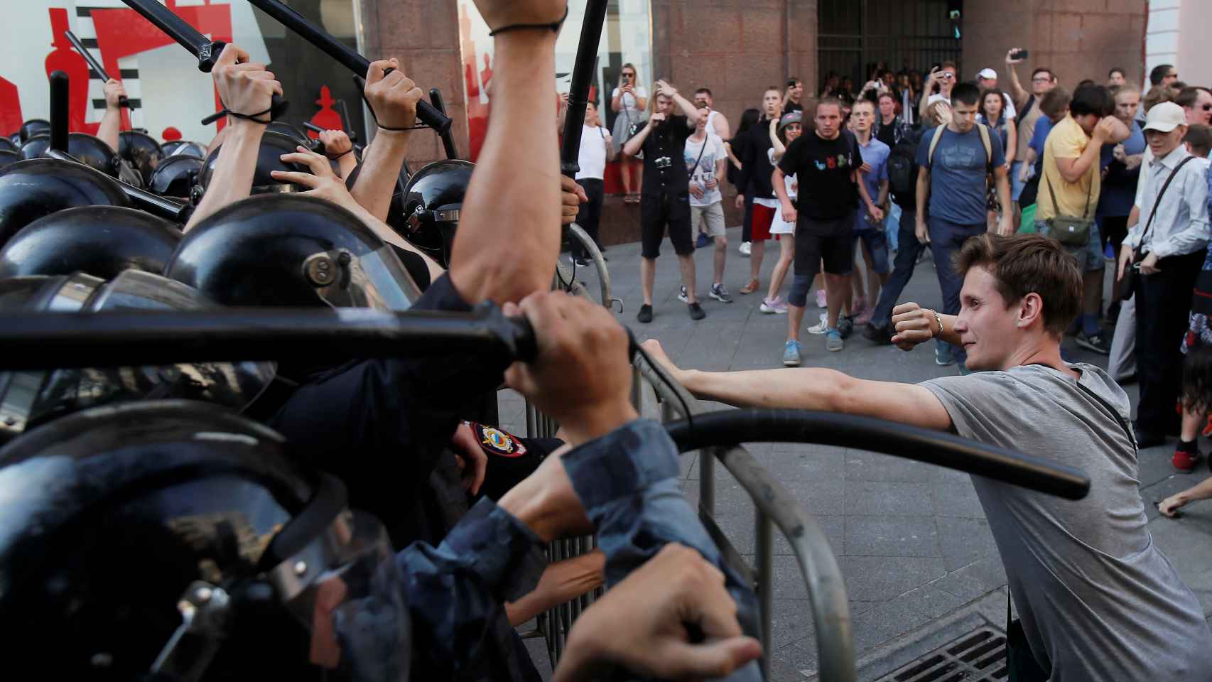 Un manifestante se enfrenta a los antidisturbios rusos.