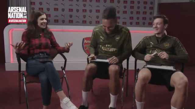 Özil y Aubameyand, en una entrevista con el Arsenal