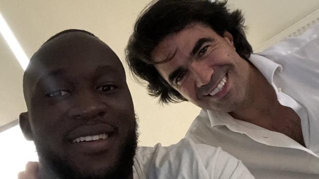 Romelu Lukaku junto a su agente. Foto: Twitter (@RomeluLukaku9)