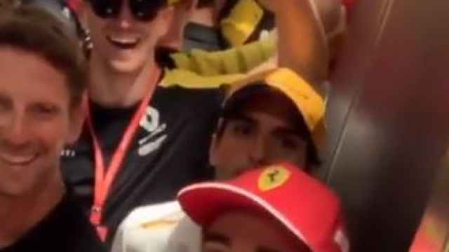 Pilotos de Fórmula 1 encerrados en un ascensor