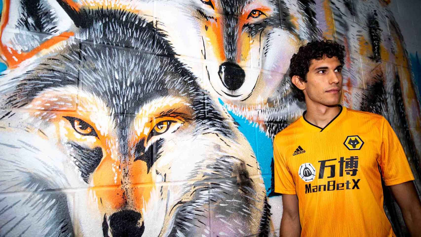 Jesús Vallejo, en el Wolverhampton. Foto: wolves.co.uk