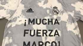 Camiseta de calentamiento Real Madrid en apoyo a Marco Asensio.