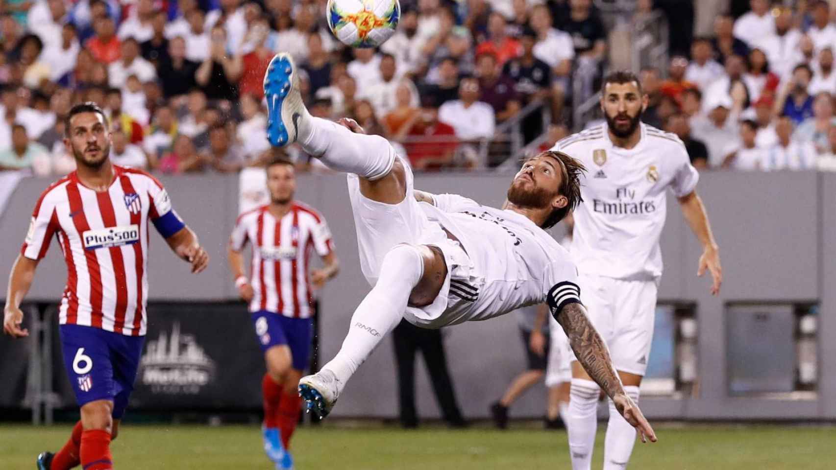 Sergio Ramos golpea al balón de chilena