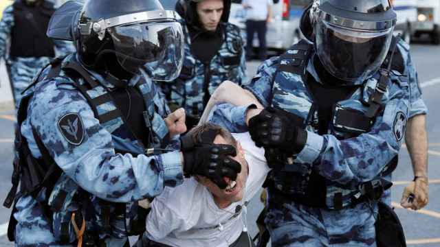 Un manifestante es detenido por la policía rusa.