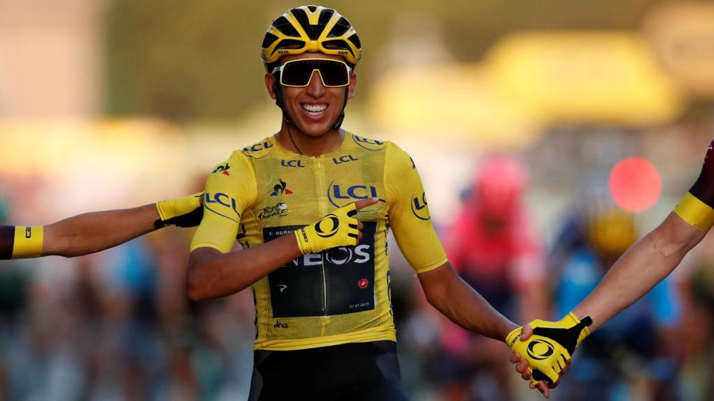 Bernal, tras cruzar la meta final del Tour de Francia en París.